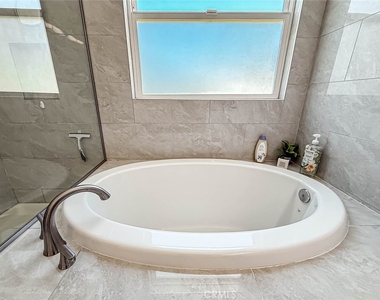 946 Warwick - Photo Thumbnail 45