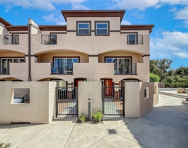 946 Warwick - Photo Thumbnail 4