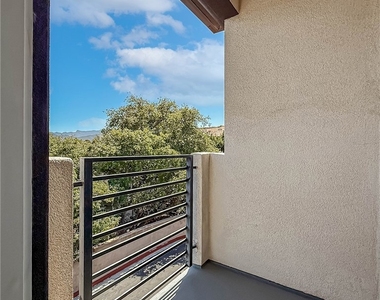 946 Warwick - Photo Thumbnail 38