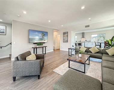 946 Warwick - Photo Thumbnail 15