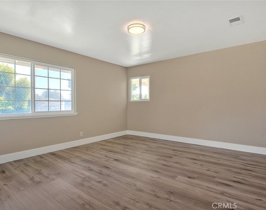 340 W Caroline Street - Photo Thumbnail 7