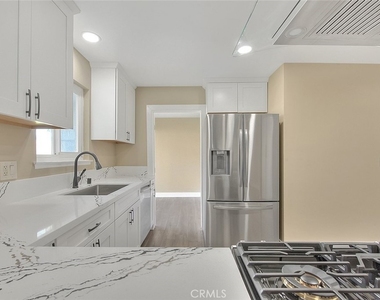 340 W Caroline Street - Photo Thumbnail 3