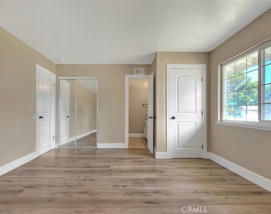 340 W Caroline Street - Photo Thumbnail 5