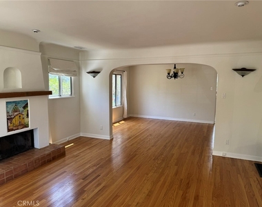 4313 Shadyglade Avenue - Photo Thumbnail 3