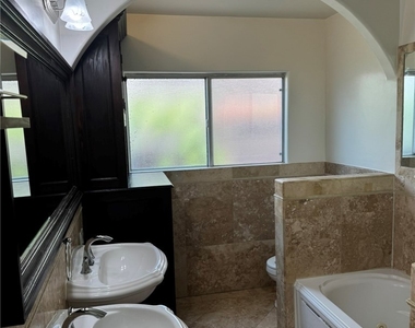 4313 Shadyglade Avenue - Photo Thumbnail 12