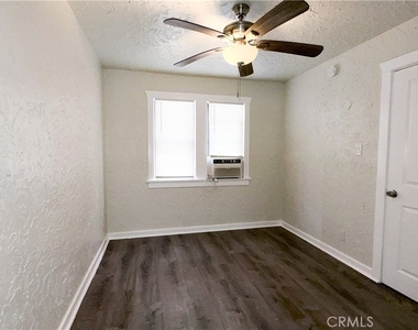 5031 Bakman Avenue - Photo Thumbnail 8