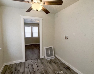 5031 Bakman Avenue - Photo Thumbnail 12
