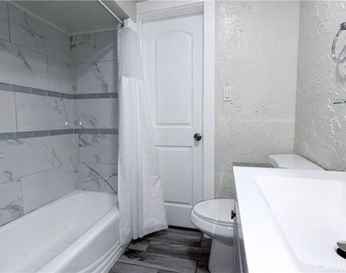 5031 Bakman Avenue - Photo Thumbnail 7