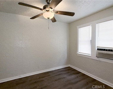 5031 Bakman Avenue - Photo Thumbnail 15