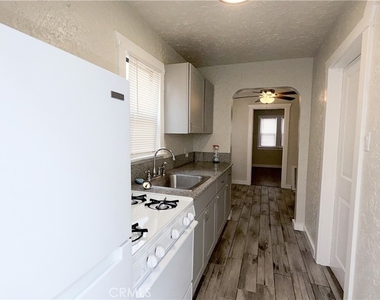 5031 Bakman Avenue - Photo Thumbnail 11