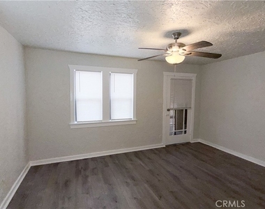 5031 Bakman Avenue - Photo Thumbnail 13