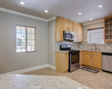 6515 Baird Avenue - Photo Thumbnail 11