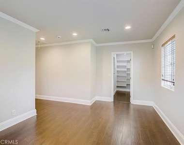 6515 Baird Avenue - Photo Thumbnail 15