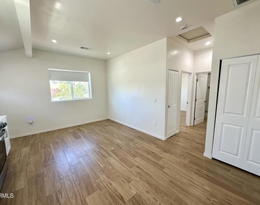10942 Nassau Avenue - Photo Thumbnail 2