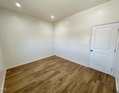 10942 Nassau Avenue - Photo Thumbnail 6