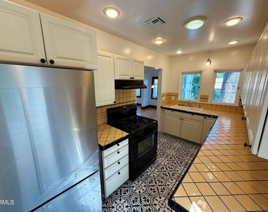 708 Bonita Drive - Photo Thumbnail 9