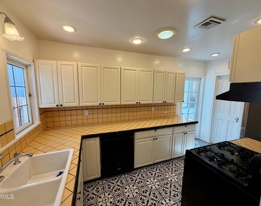 708 Bonita Drive - Photo Thumbnail 8