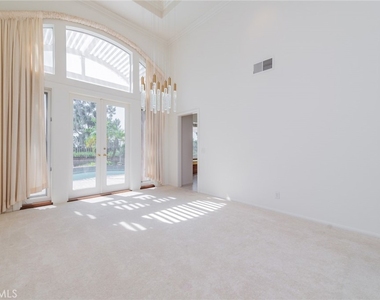 22661 White Oaks - Photo Thumbnail 8