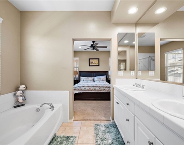 221 Landmark - Photo Thumbnail 27