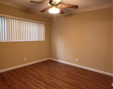 918 E Acacia - Photo Thumbnail 7