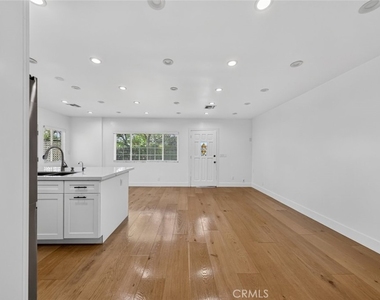 7502 Farmdale Avenue - Photo Thumbnail 12