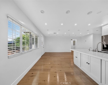 7502 Farmdale Avenue - Photo Thumbnail 8