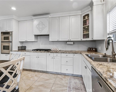 4919 Newcastle Avenue - Photo Thumbnail 11