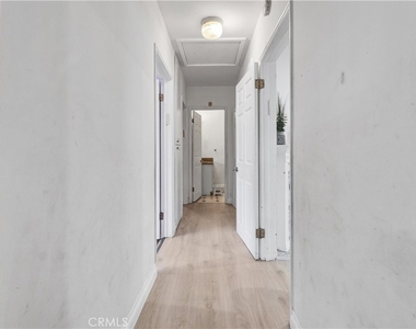 4919 Newcastle Avenue - Photo Thumbnail 14