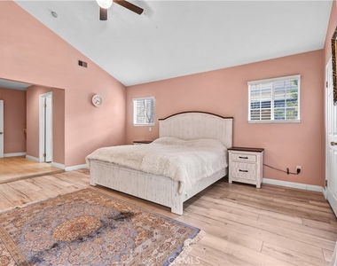 4919 Newcastle Avenue - Photo Thumbnail 21