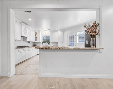 4919 Newcastle Avenue - Photo Thumbnail 5