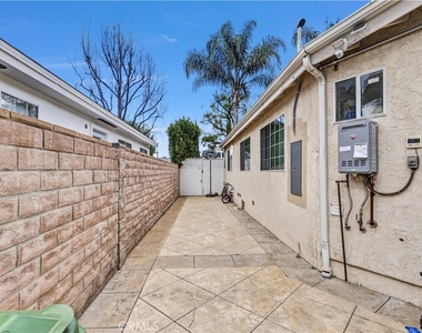 4919 Newcastle Avenue - Photo Thumbnail 23