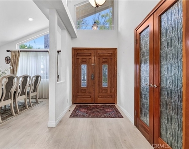 4919 Newcastle Avenue - Photo Thumbnail 4