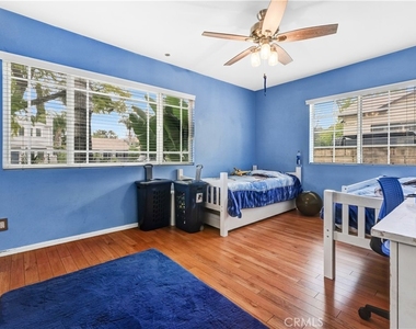 4919 Newcastle Avenue - Photo Thumbnail 13