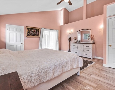 4919 Newcastle Avenue - Photo Thumbnail 22
