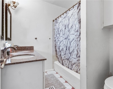 4919 Newcastle Avenue - Photo Thumbnail 16