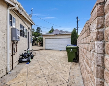 4919 Newcastle Avenue - Photo Thumbnail 24