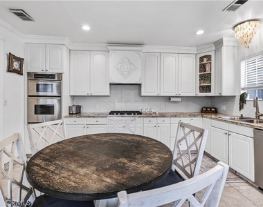 4919 Newcastle Avenue - Photo Thumbnail 10