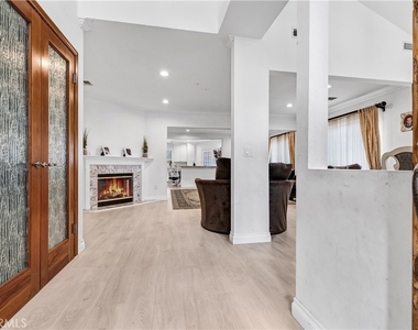 4919 Newcastle Avenue - Photo Thumbnail 3