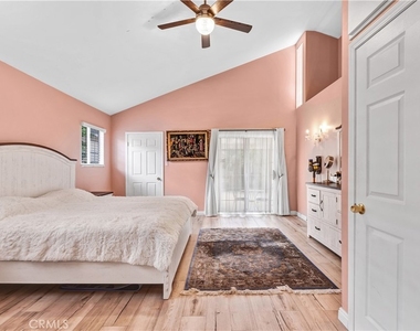 4919 Newcastle Avenue - Photo Thumbnail 20
