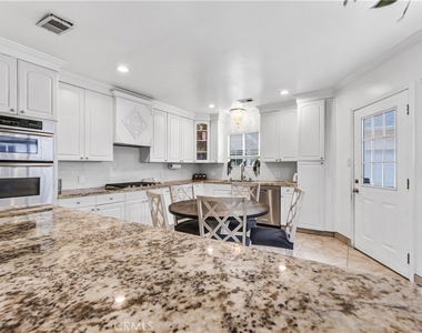 4919 Newcastle Avenue - Photo Thumbnail 6