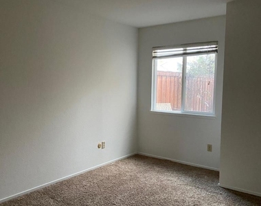 343 Flaming Oak Dr - Photo Thumbnail 19