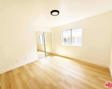 5440 Carlton Way - Photo Thumbnail 3