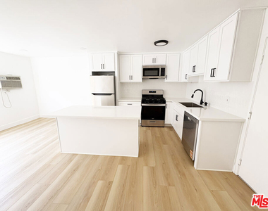 5440 Carlton Way - Photo Thumbnail 5