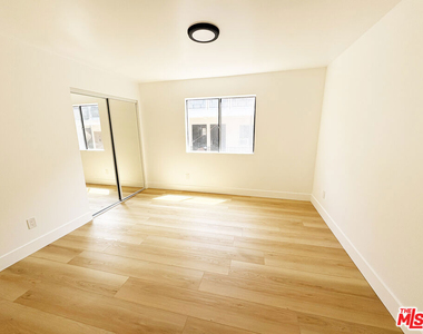 5440 Carlton Way - Photo Thumbnail 4