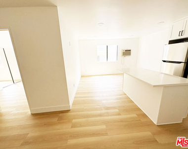 5440 Carlton Way - Photo Thumbnail 10