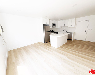 5440 Carlton Way - Photo Thumbnail 8
