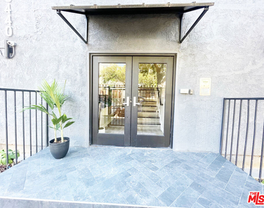 5440 Carlton Way - Photo Thumbnail 15