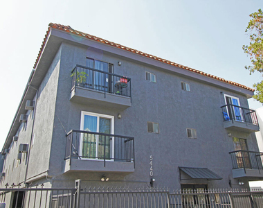 5440 Carlton Way - Photo Thumbnail 13