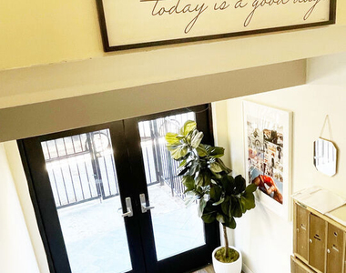5440 Carlton Way - Photo Thumbnail 12