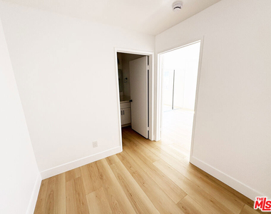 5440 Carlton Way - Photo Thumbnail 9